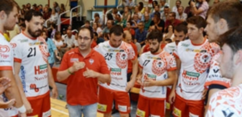 El técnico del Viveros Herol Nava