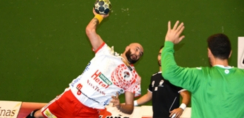 Gula de competición 1 El jugador portugués del Viveros Herol Nava Filipe Martíns se dispone a ejecutar un disparo en el primer partido amistoso contra el Villa de Aranda. / A. MARUGÁN