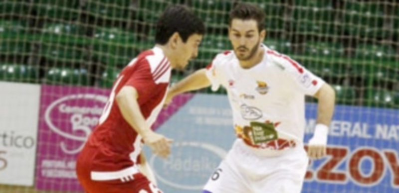 Que comience el espectáculo 1 Un jugador del Kairat Almaty de Kazajistán encara al ala del Naturpellet Segovia Javi Alonso