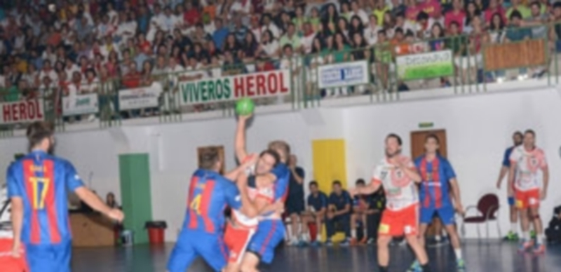 Un partidazo que llega demasiado pronto 1 Simón García es frenado por los centrales del Barcelona B en el encuentro de la pasada liga que el Viveros Herol disputó ante el filial blaugrana. / AMADOR MARUGÁN