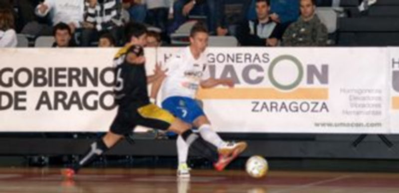 El cajista Murga intenta impedir el golpeo del balón del zaragozano Víctor Tejel