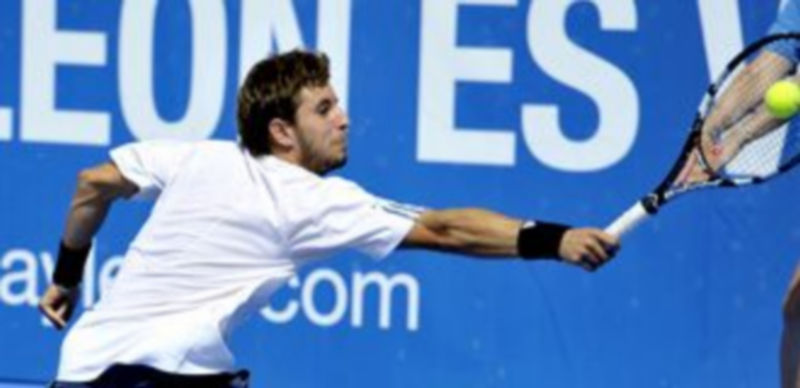 El jugador castellonense Andrés Artuñedo consiguió devolver la pelota de revés en una complicada posición. / Pedro L. Merino