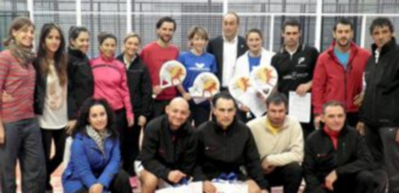 Foto de familia de los ganadores de la primera jornada del Circuito de Pádel Indoor. / J.D.A.