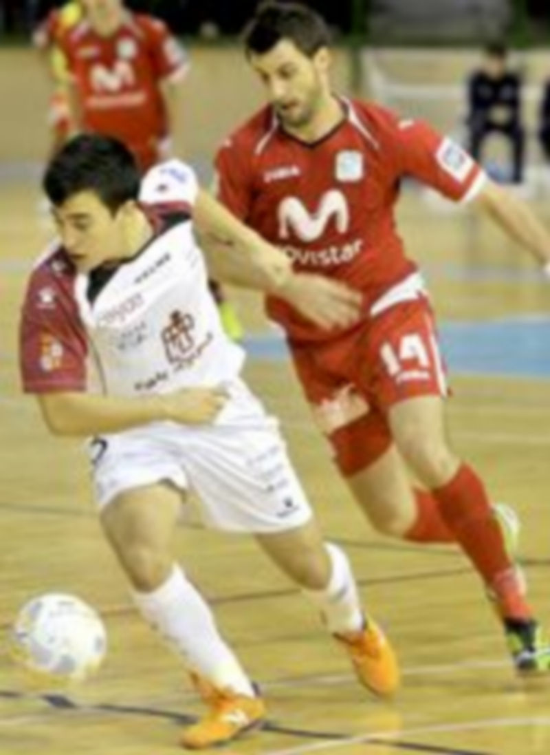 Eka persigue a Víctor en un momento del encuentro que el Caja Segovia jugó frente al Inter en la Liga. / Juan Martín