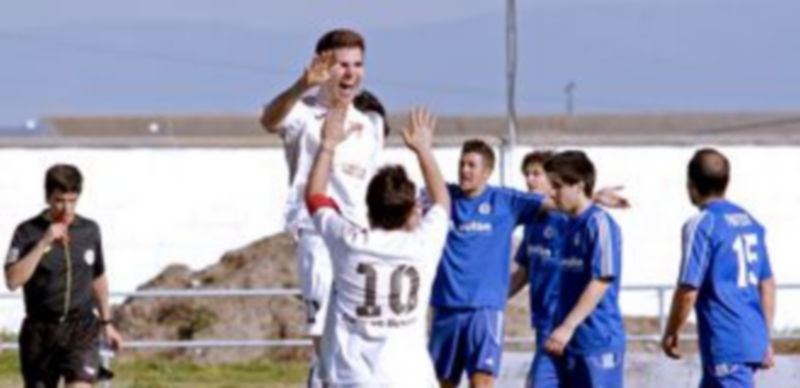 Los jugadores del Cuéllar Eufón protestan al árbitro la consecución del tercer gol del Rácing Lermeño