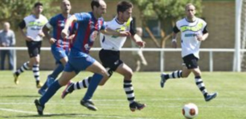 El central gimnástico Chema corre junto a un rival del CD Burgos durante el partido de ayer. / Diario de Burgos
