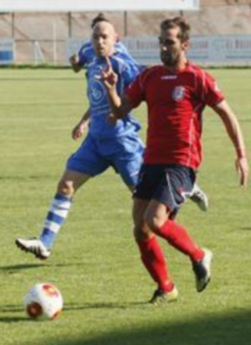 Un jugador del Real Ávila conduce el balón