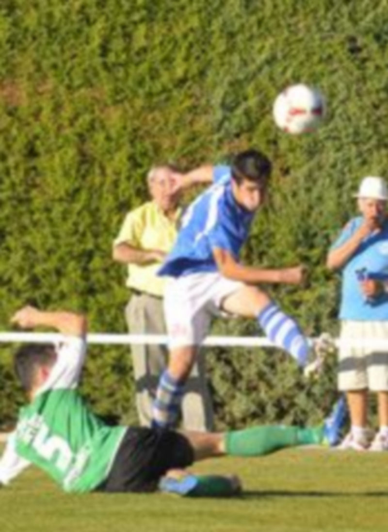 El granjeño Xavi despeja un balón ante la entrada de Víctor