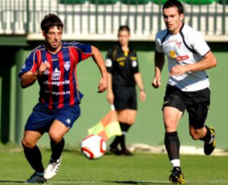 Jugada del partido de esta tarde entre la Segoviana y el Lermeño. / A. BENAVENTE