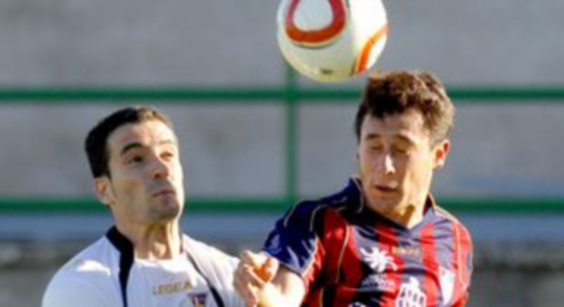 El gimnástico Víctor Pérez (a la derecha) gana un balón de cabeza a un rival del Racing Lermeño. / Alberto Benavente