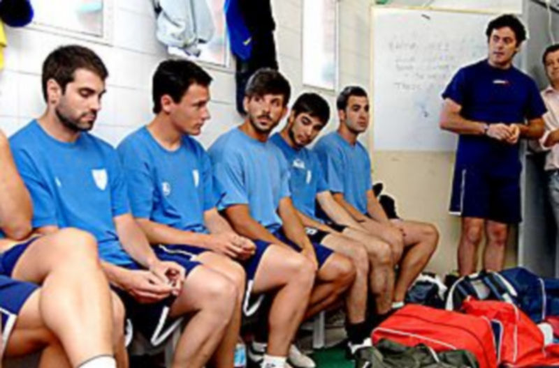 Ramsés y los demás jugadores de la Segoviana escuchan a Paco Maroto en el vestuario del equipo azulgrana. / A. Benavente