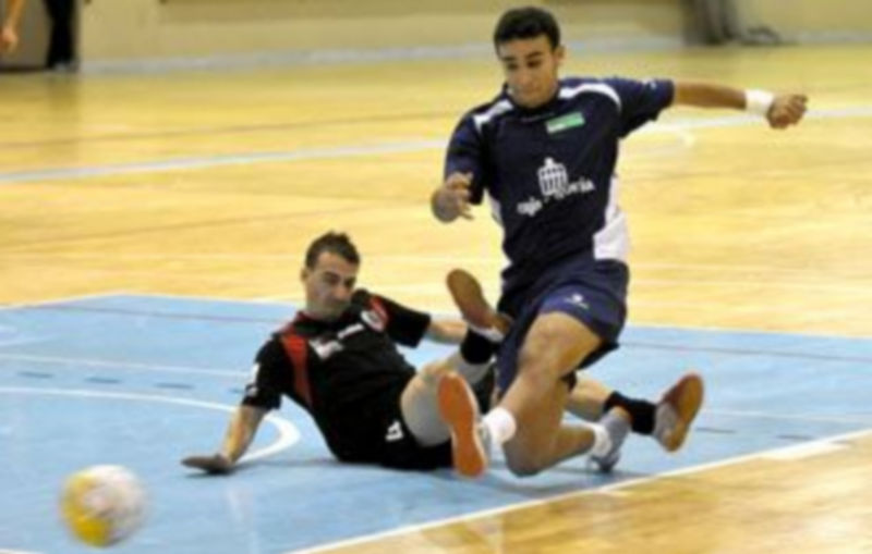 De esta manera consiguió Hicham el primero de los dos goles logrados ayer por el Caja Segovia. / Alberto Benavente