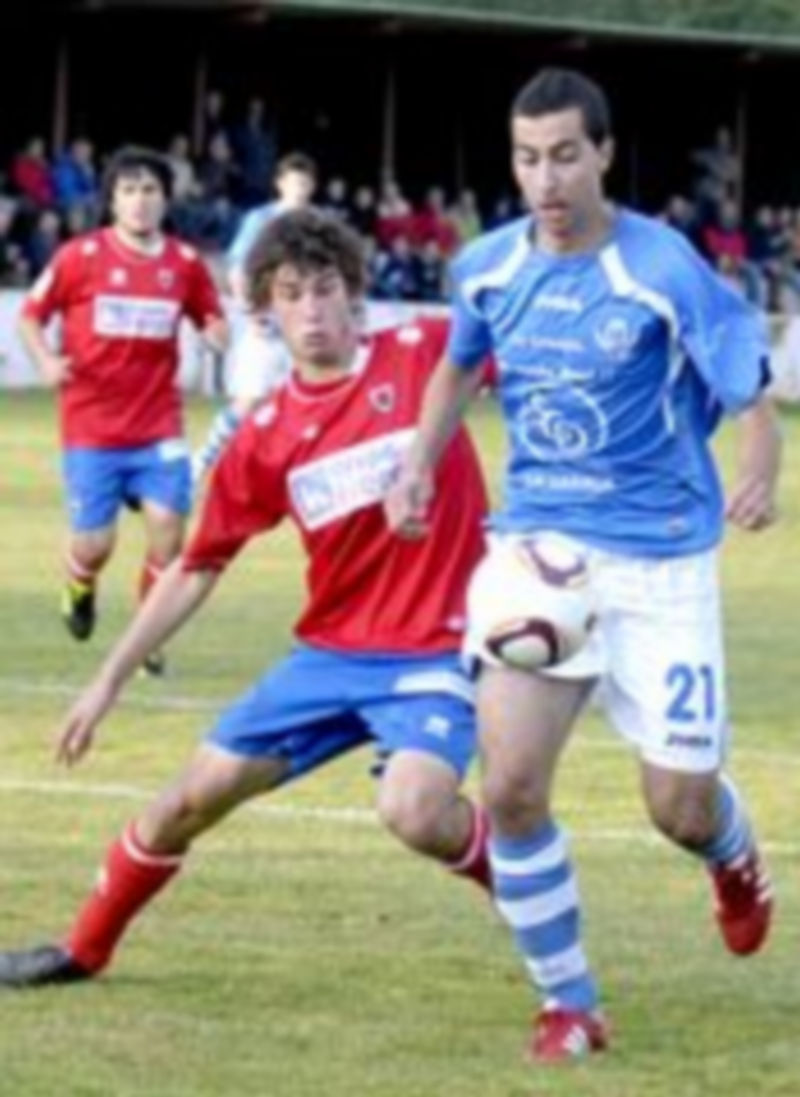 Saúl intenta deshacerse del pegajoso marcaje a que fue sometido prácticamente durante todo el encuentro. / Alberto Benavente