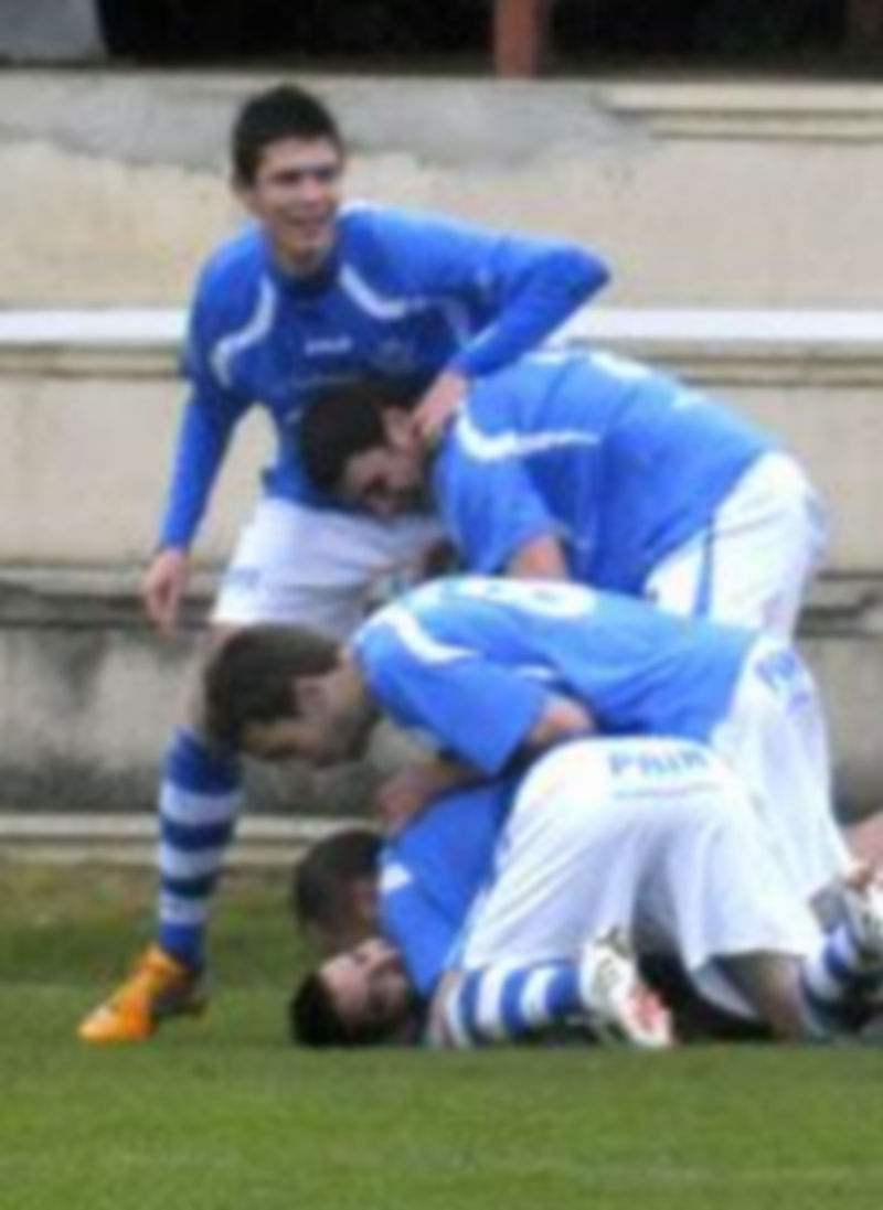 Varios jugadores del CD La Granja celebran el primer gol de ayer