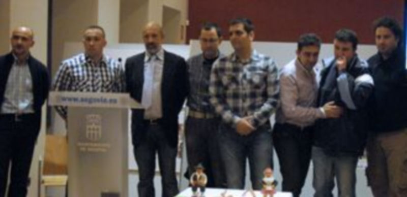 Varios de los miembros del nuevo comité organizador de la Media Maratón Ciudad de Segovia fueron llamados a subir al estrado durante la presentación oficial de la carrera. / Alberto Benavente