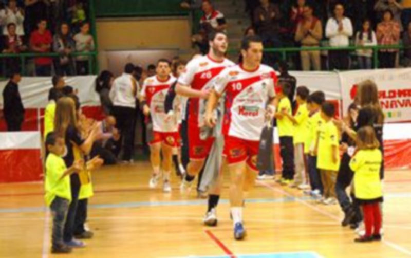 Varios niños hacen el pasillo a los jugadores del Nava antes del último partido de la Fase de Ascenso en Segovia. / A. Marugán