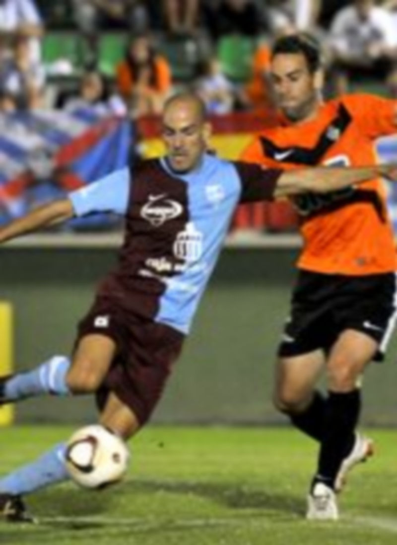José Luis Fernández sentado antes del partido ante el Valladolid B. / Juan Martín