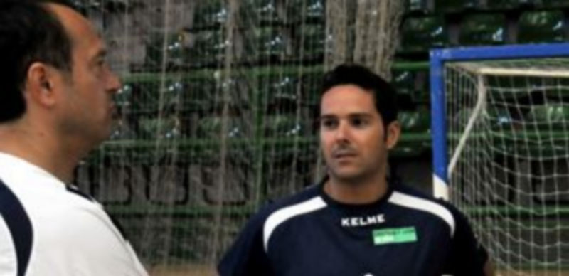 El guardameta Cidao (derecha) conversa con su entrenador Jesús Velasco durante un entrenamiento. / Juan Martín