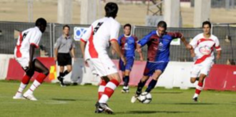 Un enfrentamiento entre la Gimnástica Segoviana y el Rayo Vallecano disputado el año pasado. / JUAN MARTÍN