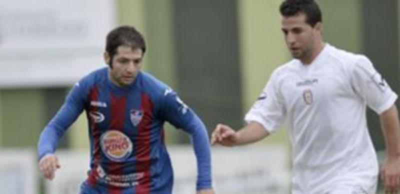 A la izquierda de la imagen el jugador de la Gimnástica Segoviana