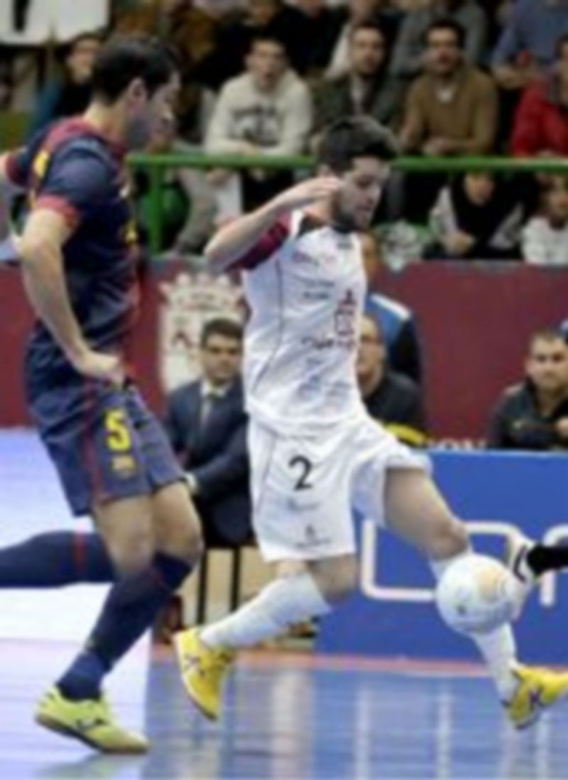 David controla la pelota en presencia de Gabriel durante un momento del encuentro del pasado sábado. / Juan Martín