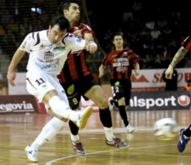 Nano Modrego realiza un lanzamiento a portería durante un partido contra el Sala 10 Zaragoza. / Juan Martín