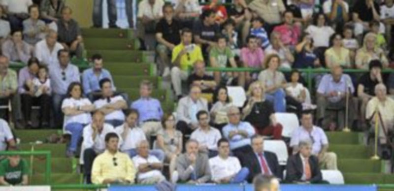 Imagen del palco del pabellón Pedro Delgado durante el transcurso de un encuentro del Caja Segovia . / Kamarero