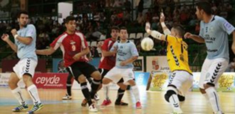 El segoviano Jorge Jimeno realiza un lanzamiento a la portería defendida por Iago Barro