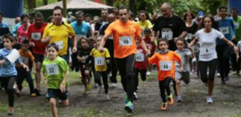 Un momento de la salida de los deportistas prebenjamines de la mano de sus padres. / Lara Mazagatos