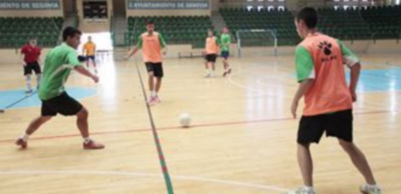 Varios jugadores del equipo segoviano realizan un ejercicio con balón