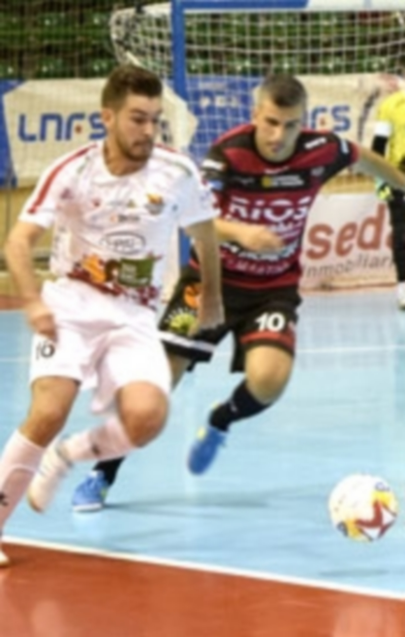 Con la miel en los labios 1 Javi Alonso y Retamar disputan un balón. / MARTA HERRERO.