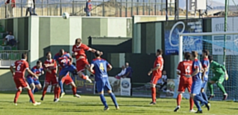 Víctima de su fama 1 La defensa del Sporting Uxama despeja un balón colgado al área tras un saque de esquina. / TAMARA DE SANTOS