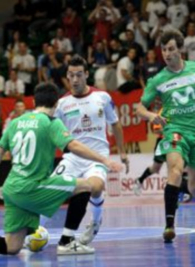 Sergio trata de superar con su pase la defensa de Rafael. / Juan Martín