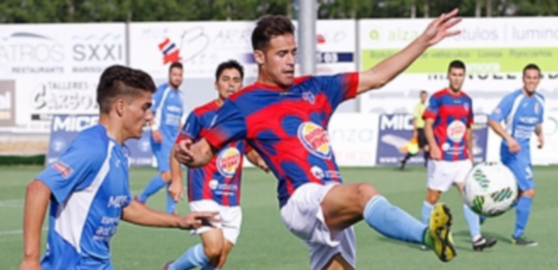 La Segoviana afronta una parte del calendario con rivales asequibles 1 Borja Plaza se anticipa a un contrario. / LA OPINIÓN DE ZAMORA