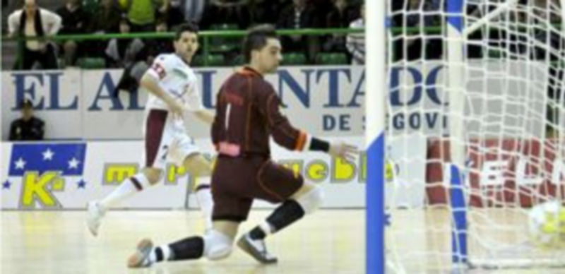 El portero Jesús Herrero durante el último encuentro celebrado entre el Caja Segovia y el Talavera. / Juan Martín