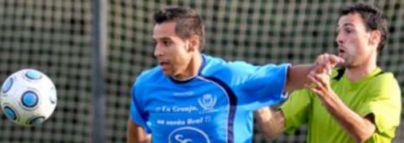 Uno de los jugadores del Club Deportivo La Granja en uno de los partidos disputados el año pasado cuando el club estaba en Tercera División. / Juan Martín