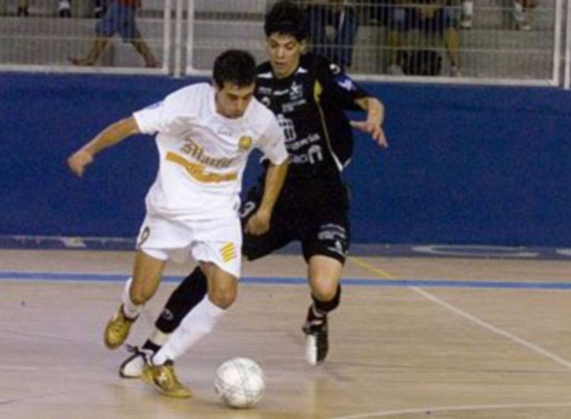 El colomense Albert Segura intenta escaparse de Matías Lucuix con el balón controlado. /lNFS