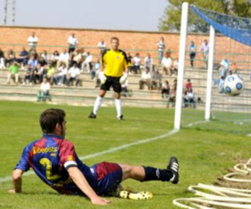 Ramsés no llega a contactar con el balón en la imagen del encuentro que la Segoviana jugó con el Aguilar la pasada temporada. /Juan Martín