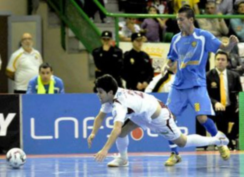 David cae ante la entrada de un jugador del Marfil durante uno de los encuentros del play off. / Juan Martín