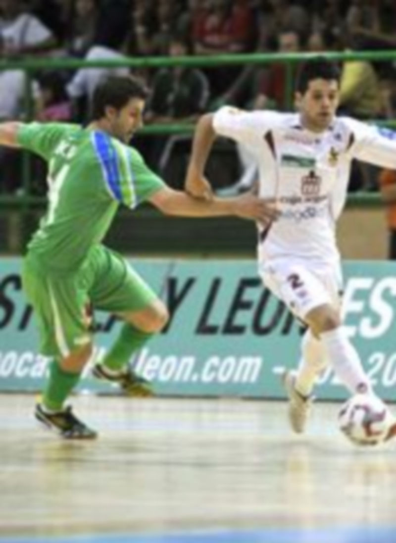 David se lleva el balón controlado ante Eka en un partido anterior del Caja y el Inter en el Pedro Delgado. / Juan Martín