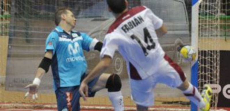 Fabián estrella el balón en el palo tras lanzar la falta sin barrera provocada por la mano de Matamoros. / Juan Martín