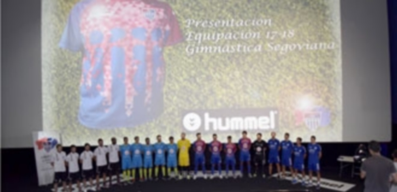 La Segoviana evoluciona 1 Los jugadores de la Segoviana posan con las equipaciones para la temporada