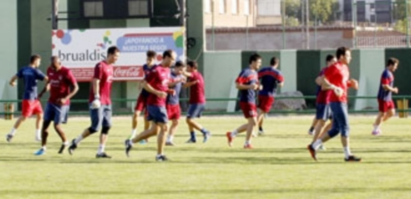La Segoviana echa a andar 1 Los jugadores de la Gimnástica Segoviana durante su primer entrenamiento de la temporada. / NEREA LORENTE