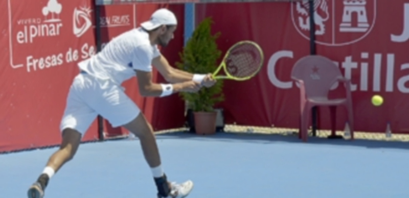 Matteo Berrettini intenta devolver de revés un golpe profundo de su oponente durante el encuentro celebrado en la pista 1. / OPEN CASTILLA Y LEÓN