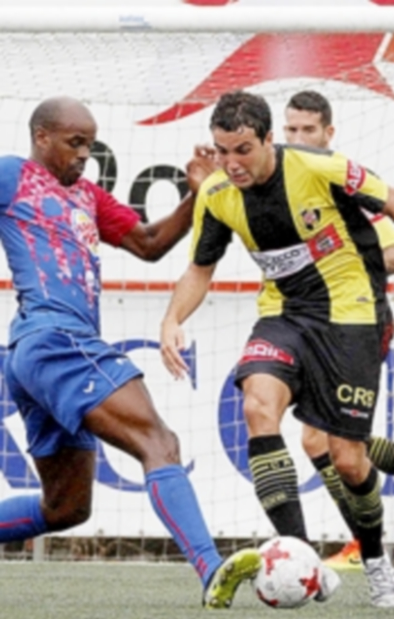 La exigencia de la categoría de bronce 1 El delantero de la Gimnástica Segoviana Ayrton disputa un balón frente a un rival del Bouzas. /CHAPELA - FARO DE VIGO