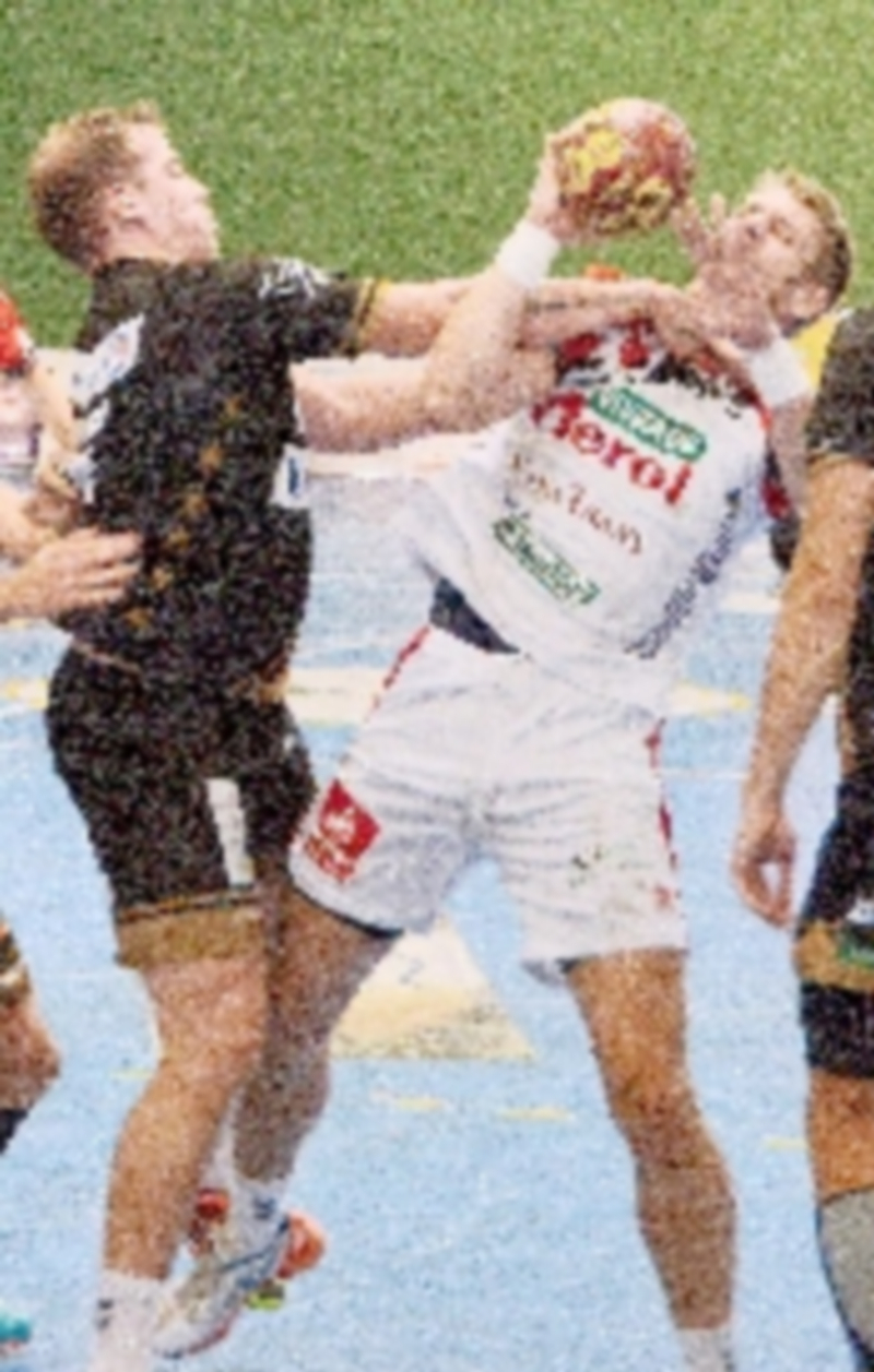 El objetivo es consolidarse 1 El jugador del Viveros Herol Nava Tomislav Brakocevic intenta salir de la acción defensiva del Alarcos. / AMADOR MARUGÁN