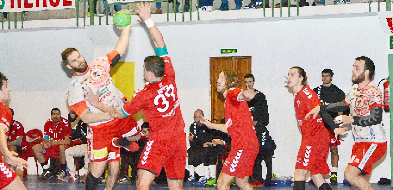 Ganas de revancha 1 Antonio Llopis se eleva sobre un defensor en el último encuentro de liga jugado por el Nava ante Alcobendas. / a. marugán