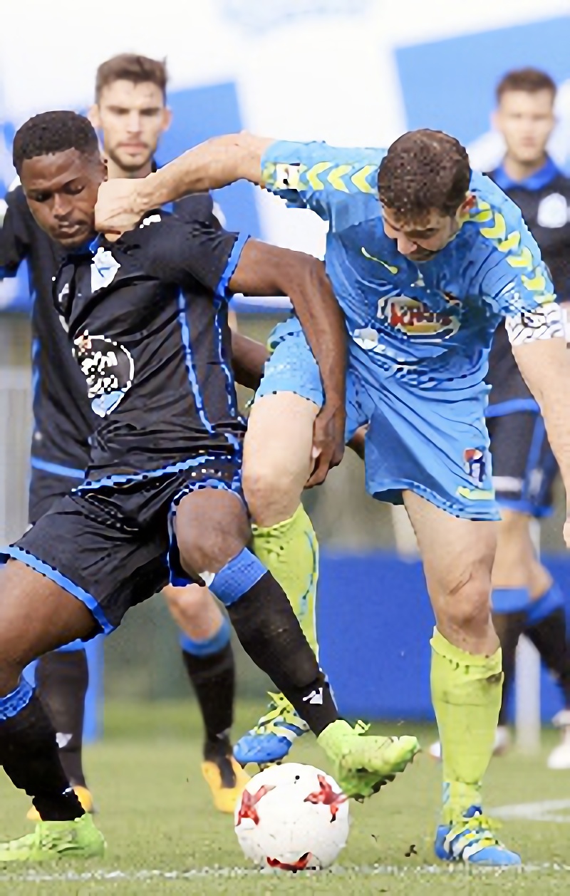 A cara de perro 9 Anel pelea por un balón dividido con el jugador del Fabril en un momento del encuentro. /RC DEPORTIVO