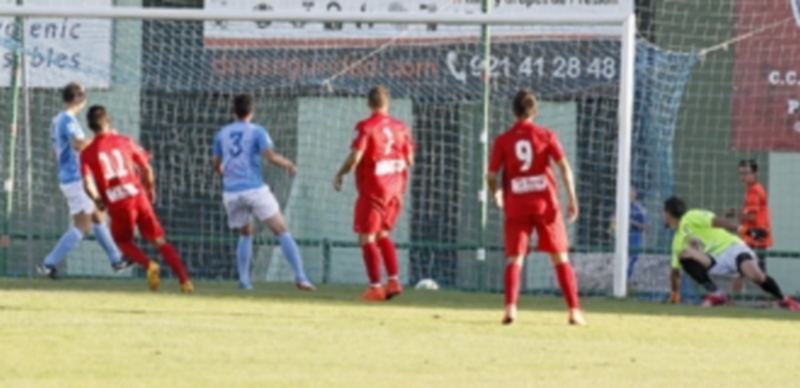 Momento del gol del Fuenlabrada en el campo de La Albuera. / NEREA LLORENTE
