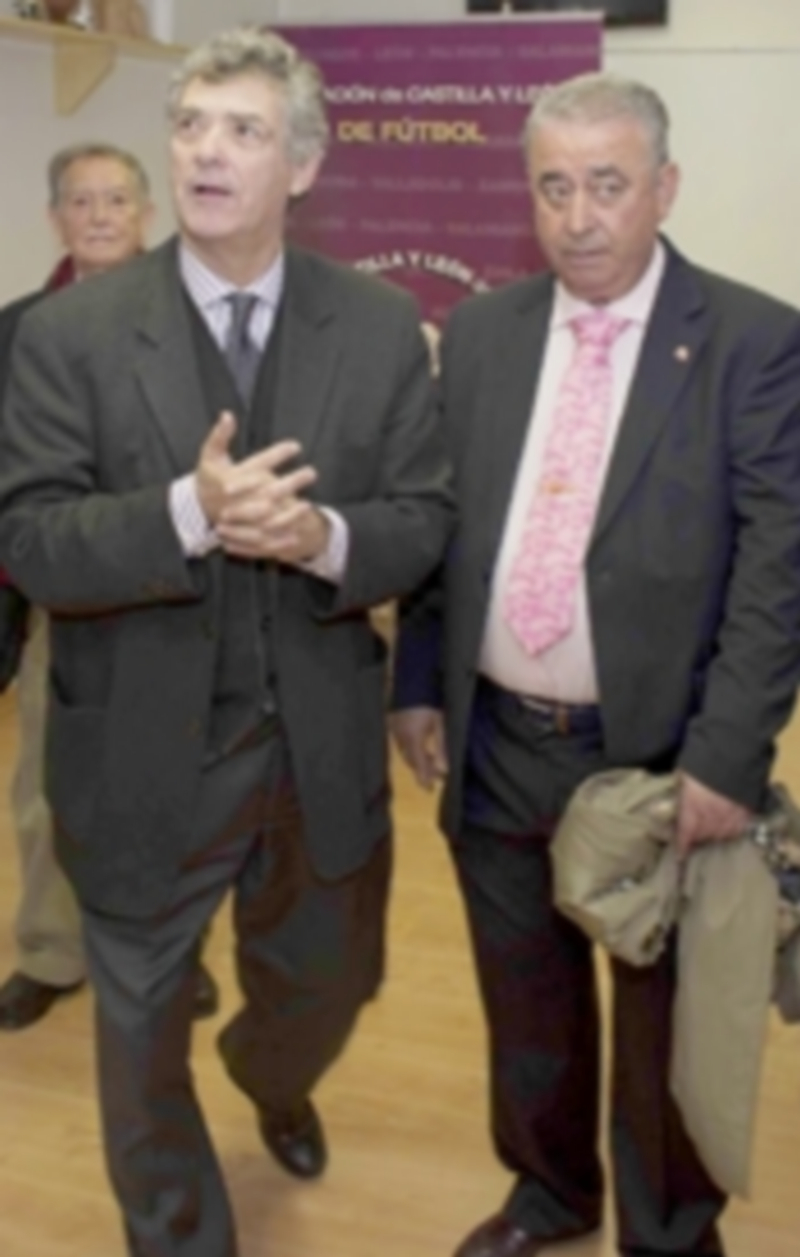 «No todos somos corruptos» 1 José Soriano (dcha.) junto a Ángel María Villar en la Delegación. / KAMARERO